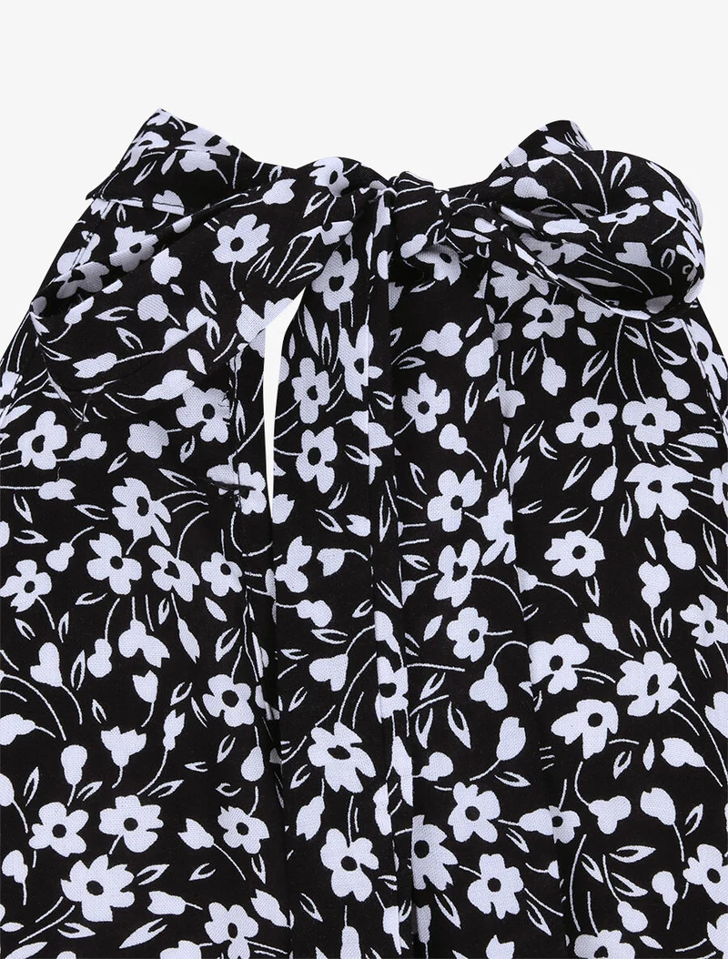 Tailliertes Kleid mit kleinen Blumenmuster und amerikanischem Kragen - Schwarz