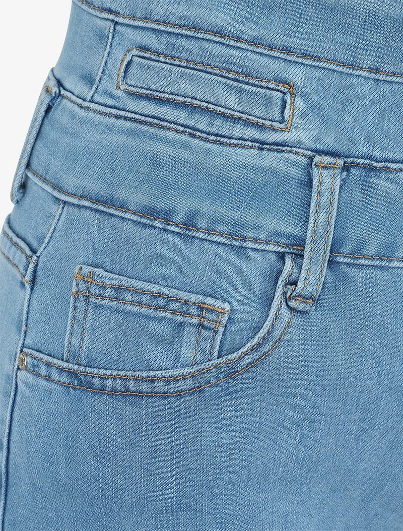 Jeansshorts mit stilisiertem Bund - Denim