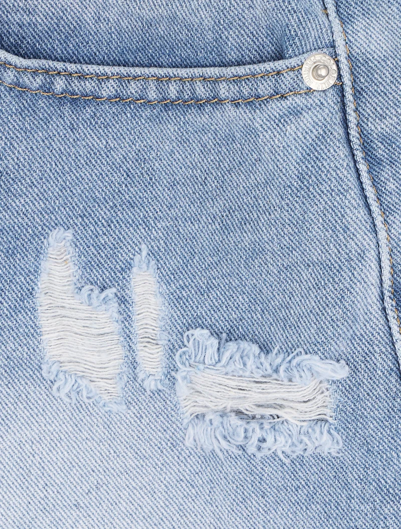 Mini-Shorts mit geradem Schnitt, leicht zerrissen. - Hellblau