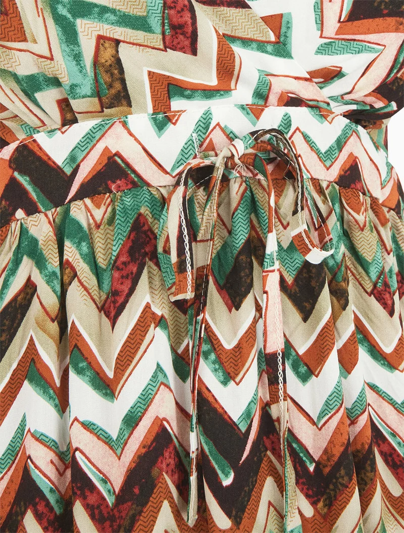 Kurzes Kleid mit Zickzack-Muster - Grün