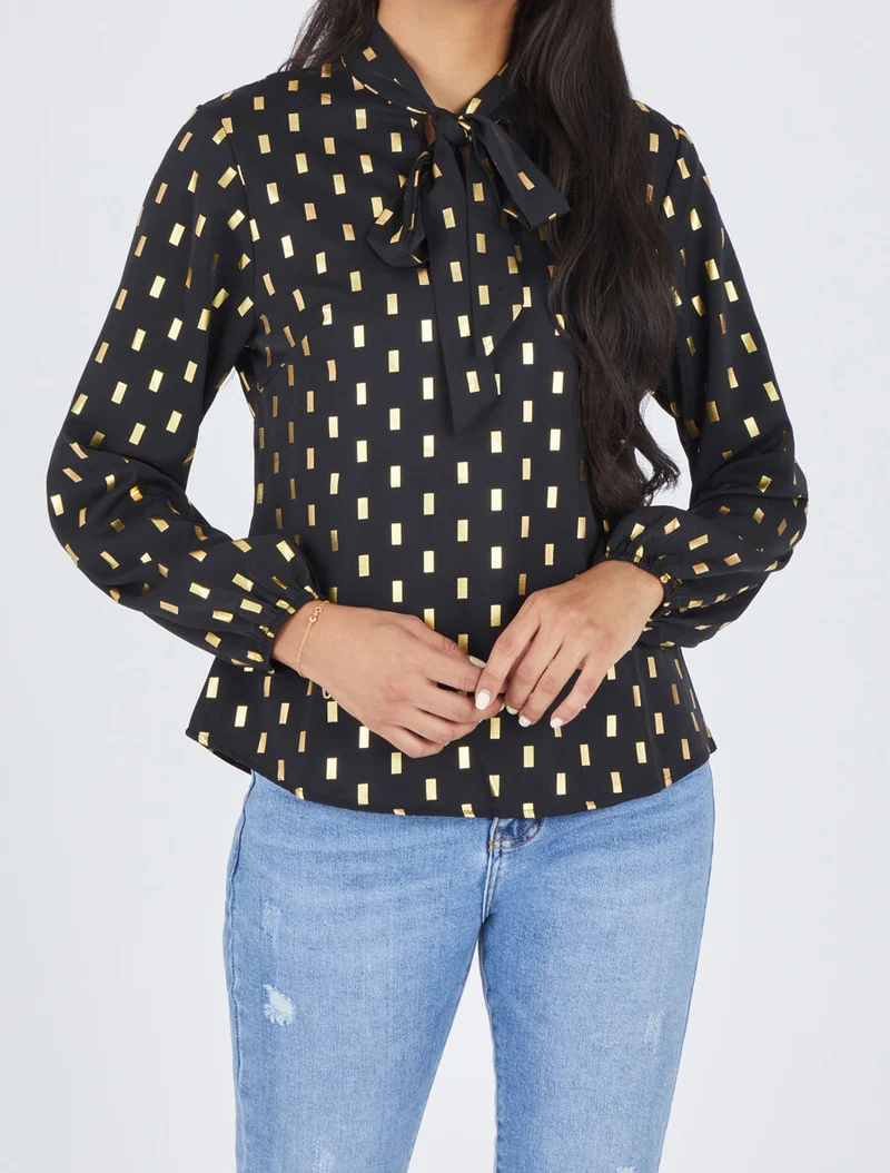 Bluse mit Lavallière-Kragen und goldfarbenem Rechteckmuster - Schwarz