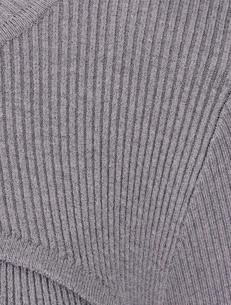 Geripptes Midikleid mit ausgeschnittenem Dekolleté - Grau