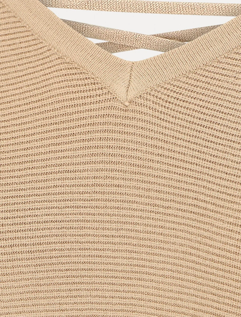 Knielanges Kleid mit Rückenausschnitt. - Beige