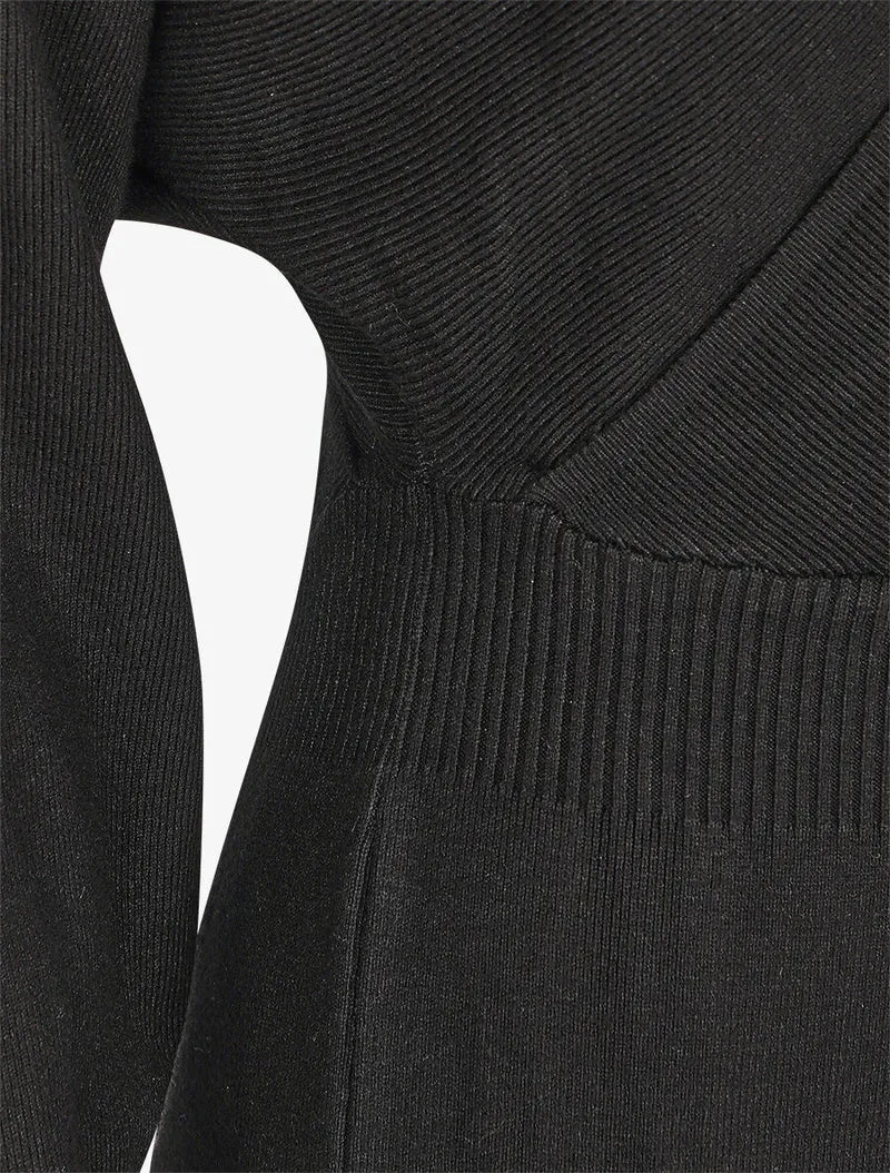 Tailliertes Kleid mit Wickelausschnitt - Schwarz