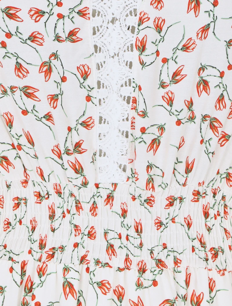 Kleid mit kleinem Blumenmuster und doppelten Ärmeln - Weiß