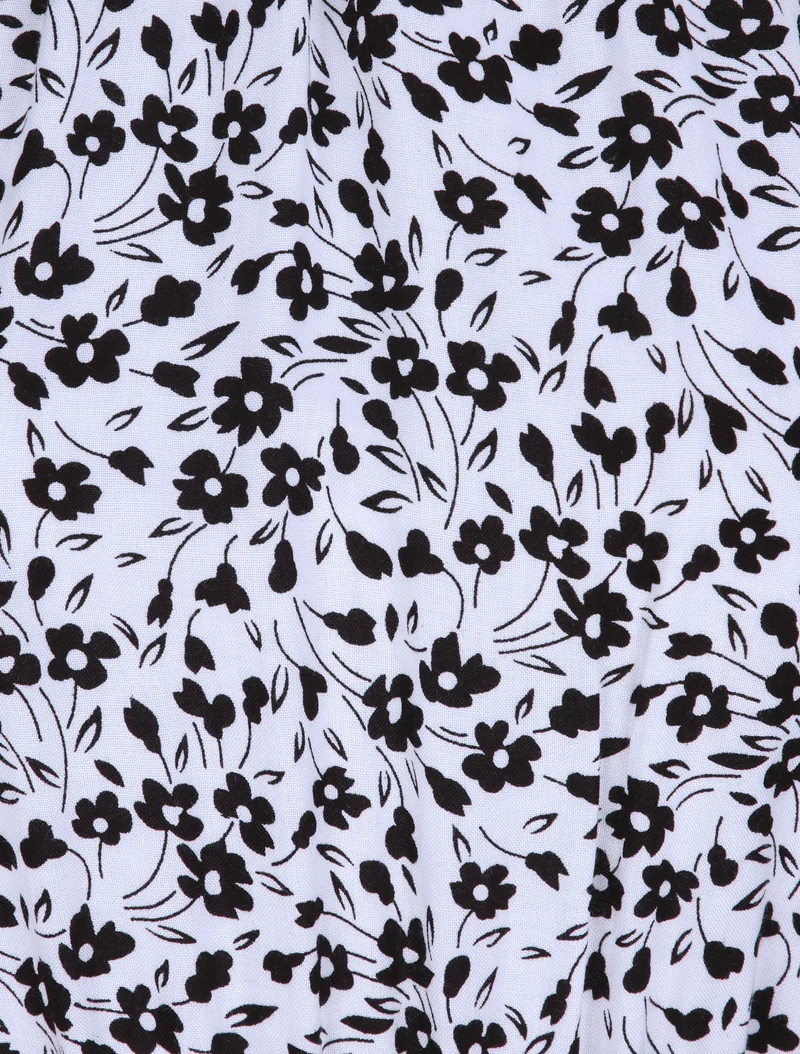 Tailliertes Kleid mit kleinen Blumenmuster und amerikanischem Kragen - Weiß