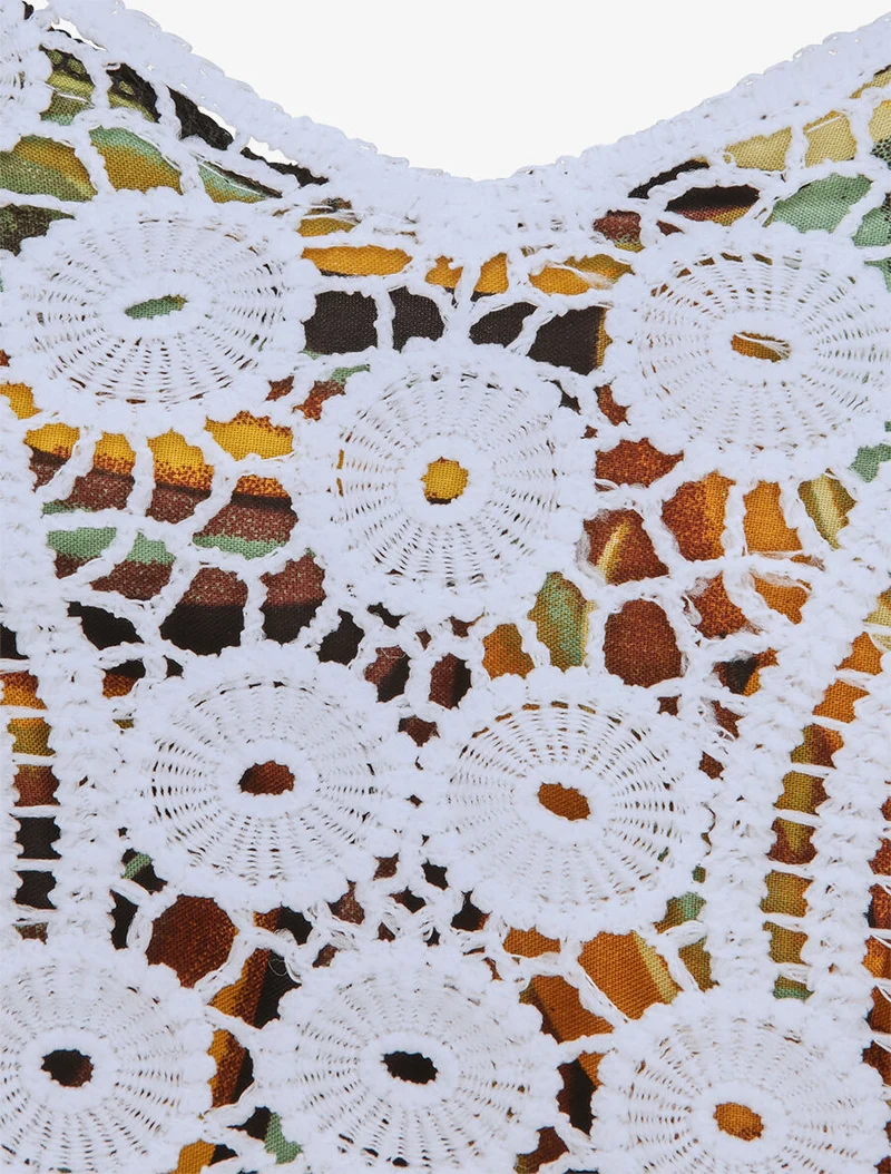 Langes Kleid mit exotischem Blätterdruck und Häkelarbeit - Schwarz