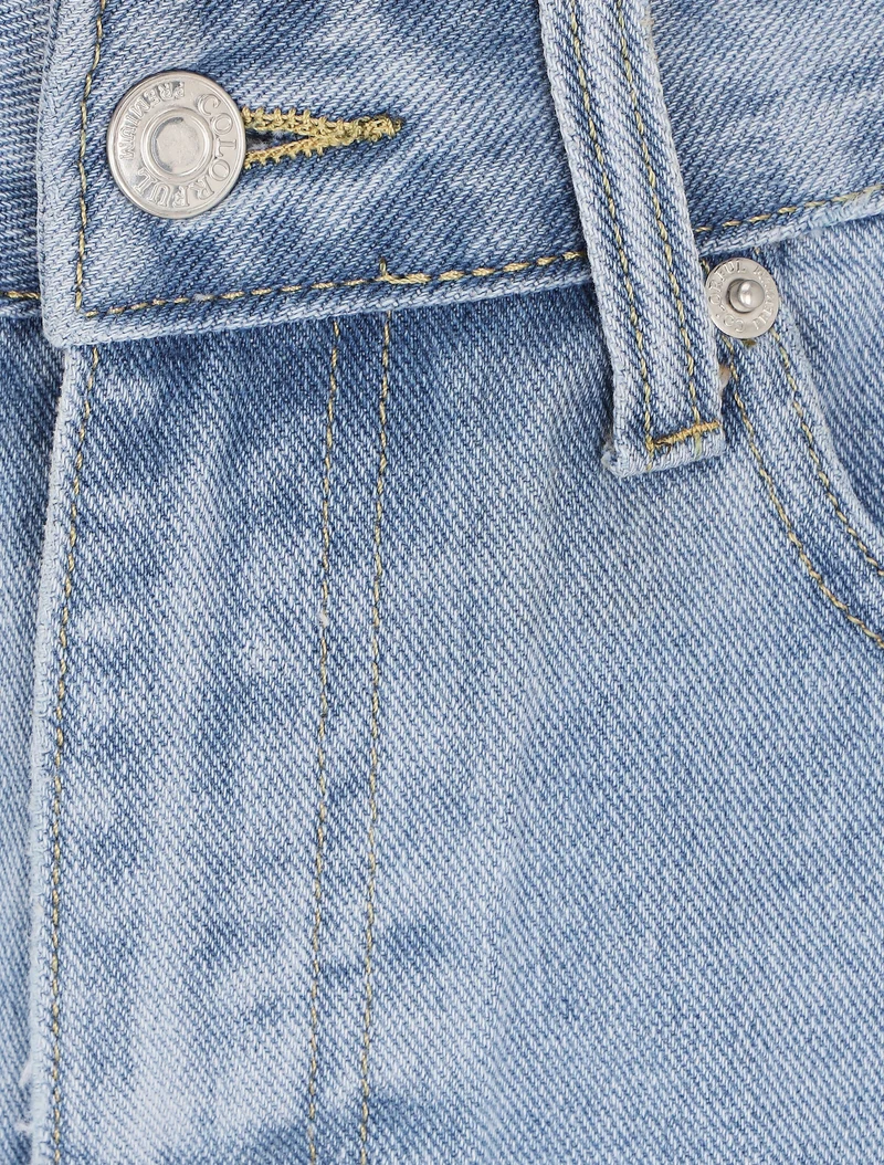 Jeansshorts mit ausgefransten Kanten - Hellblau