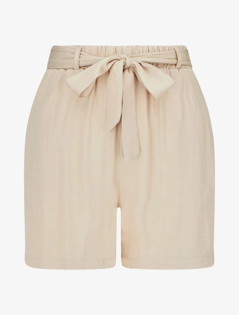 Fließende einfarbige Shorts mit Gürtel. - Beige