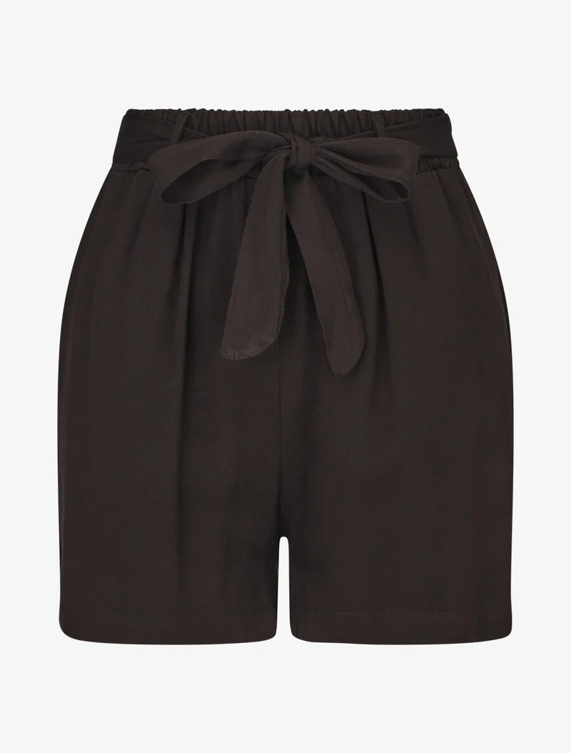 Fließende einfarbige Shorts mit Gürtel. - Schwarz