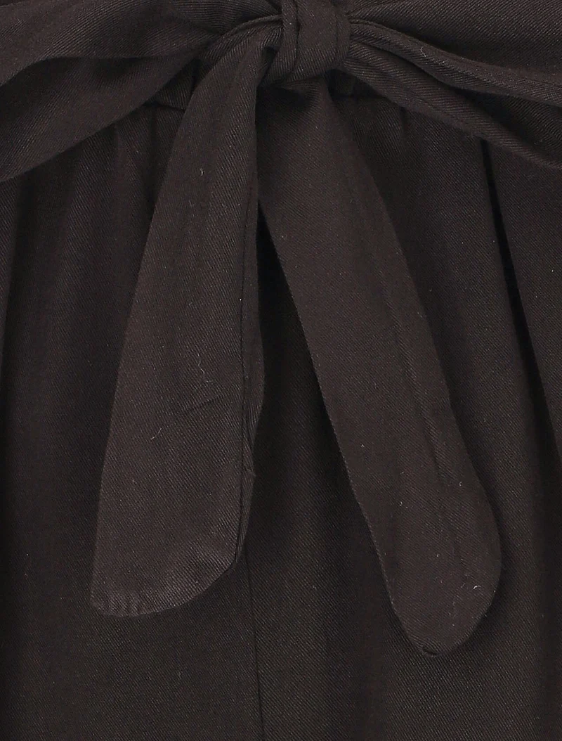 Fließende einfarbige Shorts mit Gürtel. - Schwarz