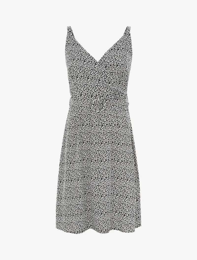 Empire-Kleid mit kurzem Rock und Wickelkragen im Blätterdruck. - Schwarz
