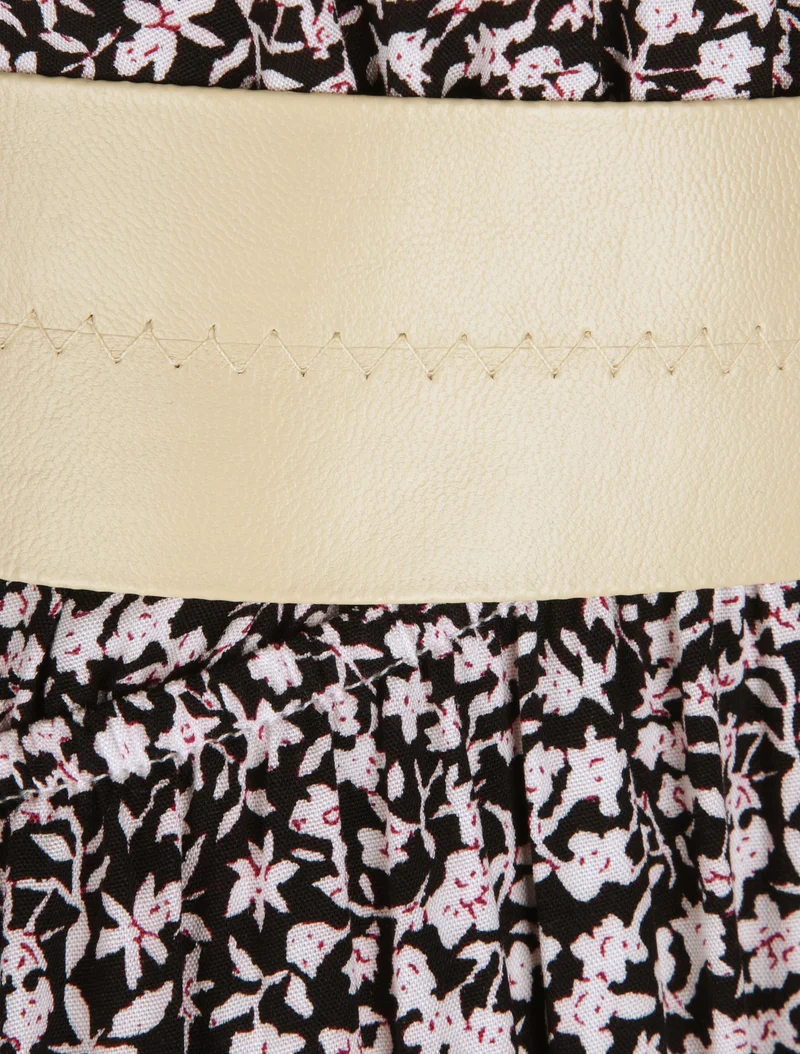 Langes Kleid mit Tüllkragen-Detail - Schwarz