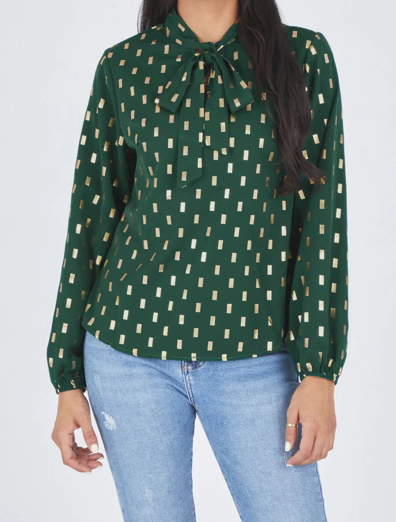 Bluse mit Lavallière-Kragen und goldfarbenem Rechteckmuster - Grün