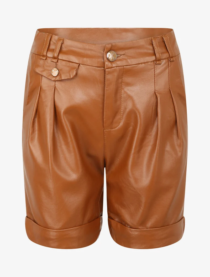 Shorts aus Kunstleder mit zwei Taschen - Kamel