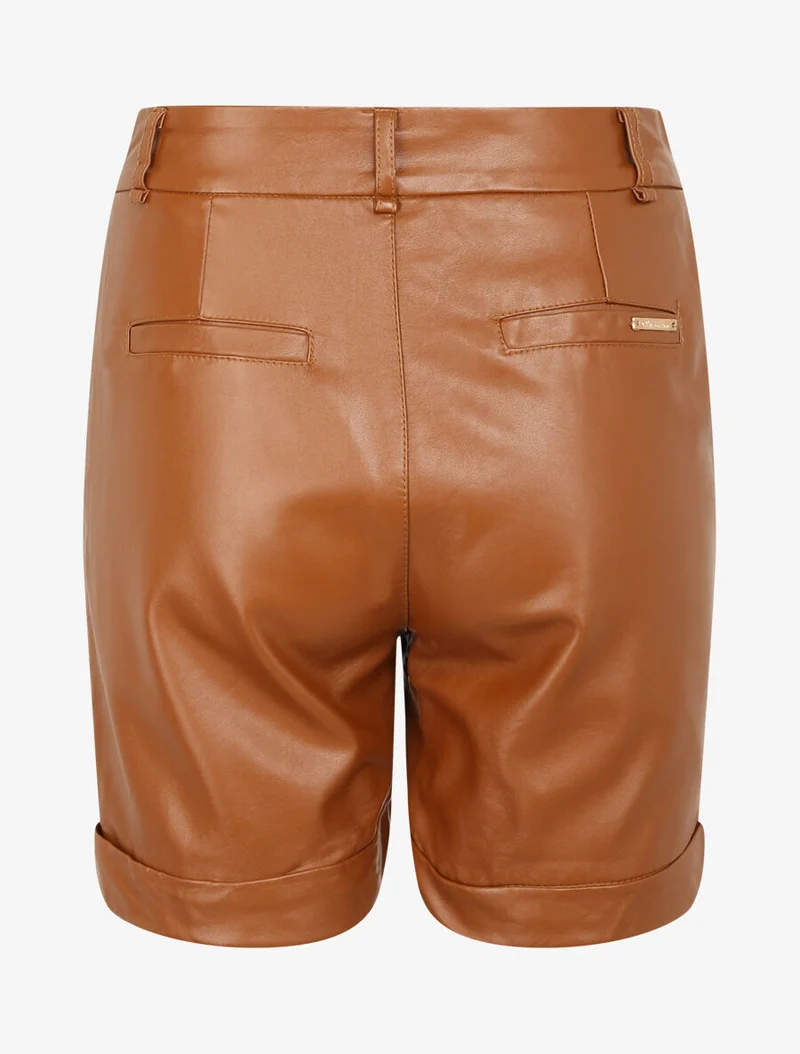Shorts aus Kunstleder mit zwei Taschen - Kamel
