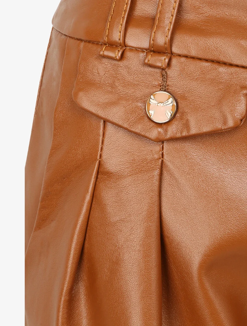 Shorts aus Kunstleder mit zwei Taschen - Kamel