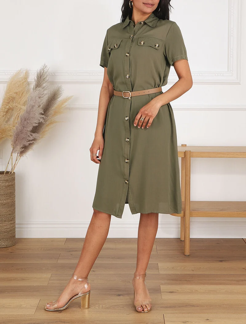 Gerade geschnittenes, knielanges Hemdkleid mit kurzen Ärmeln. - Kaki