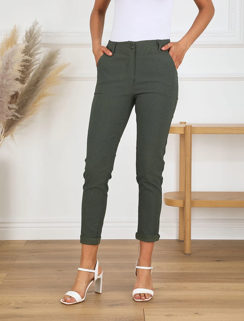 Gerade geschnittene Hose mit hohem Bund und kleinen Punkten. - Kaki