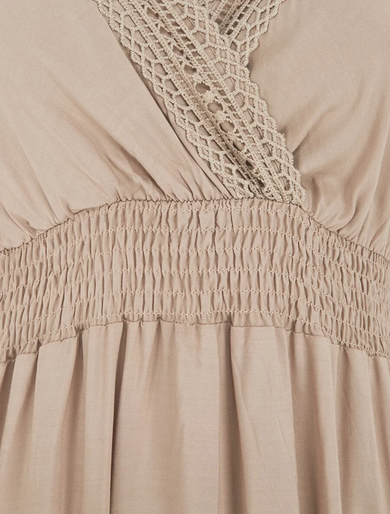 Langes, einfarbiges, durchbrochenes Kleid - Beige