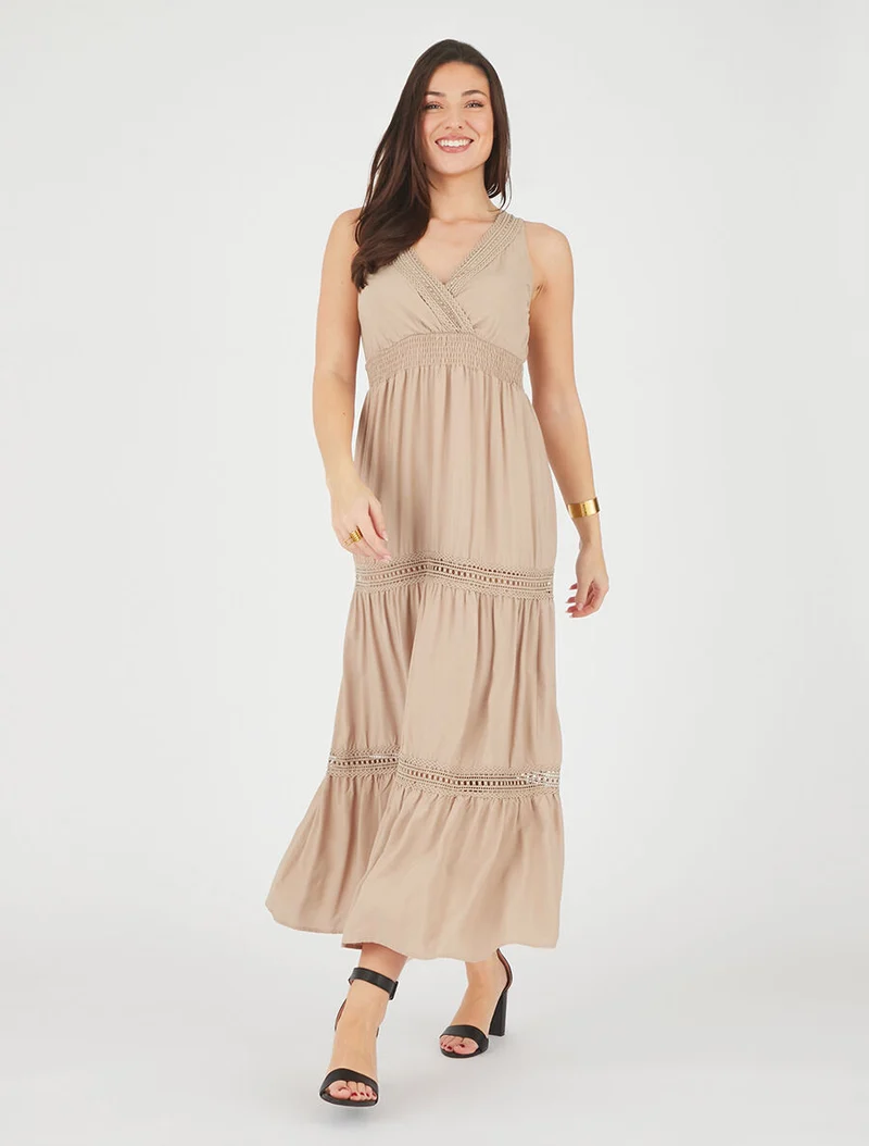 Langes, einfarbiges, durchbrochenes Kleid - Beige