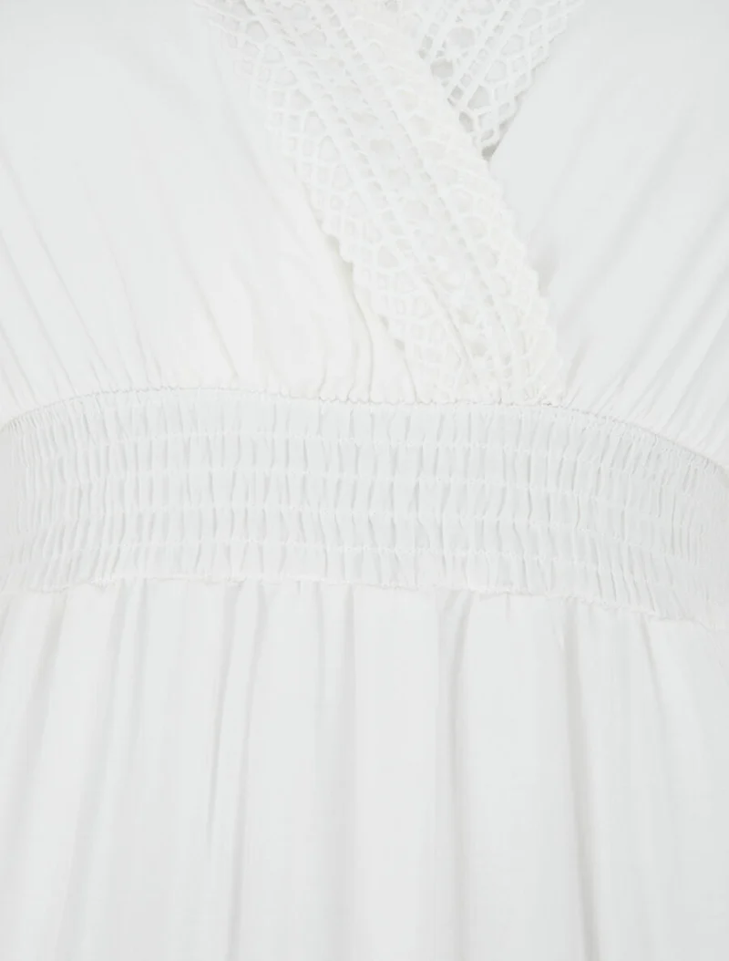 Langes, einfarbiges, durchbrochenes Kleid - Weiß