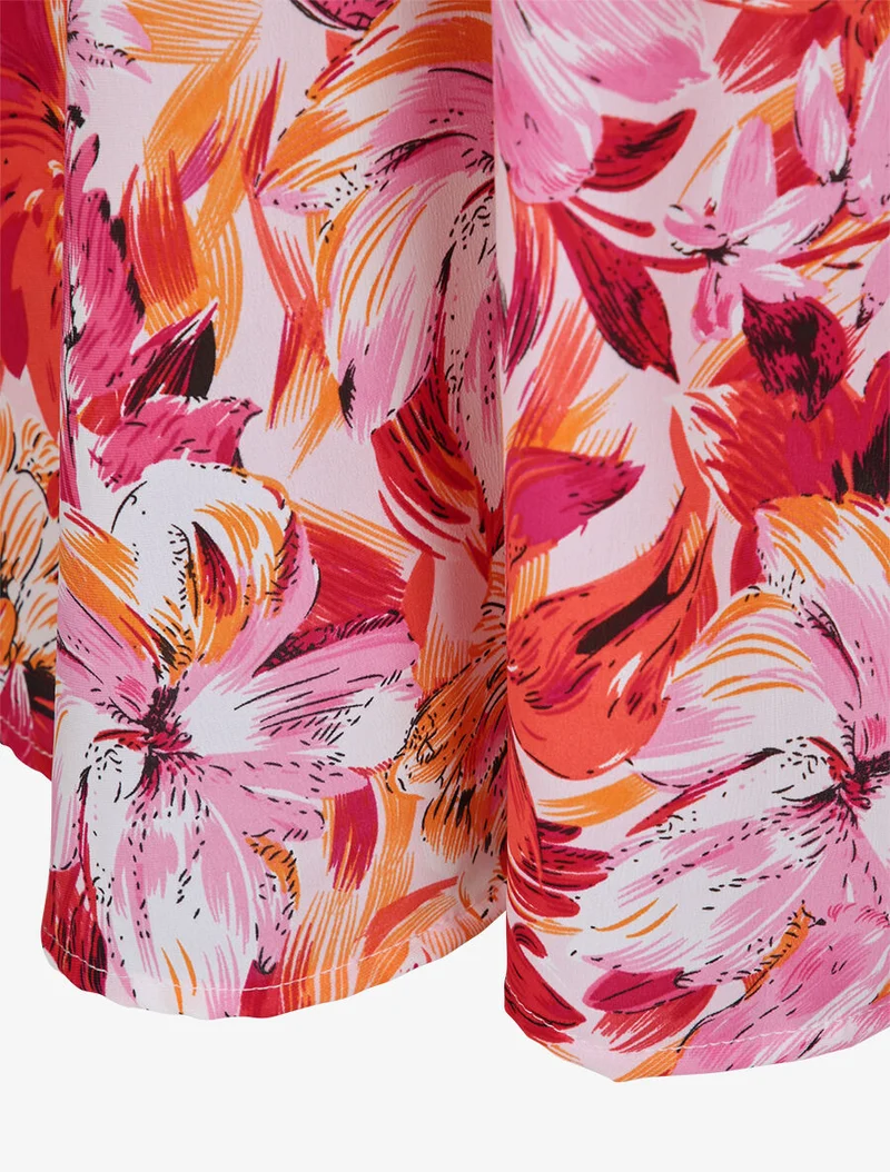 Tailliertes Kleid mit großem Blumenmuster und amerikanischem Kragen - Rose