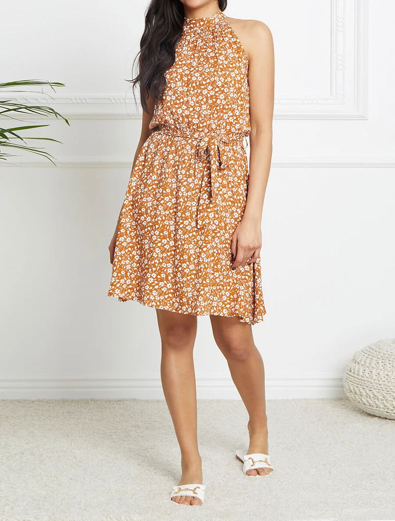 Tailliertes Kleid mit kleinen Blumenmuster und amerikanischem Kragen - Kamel