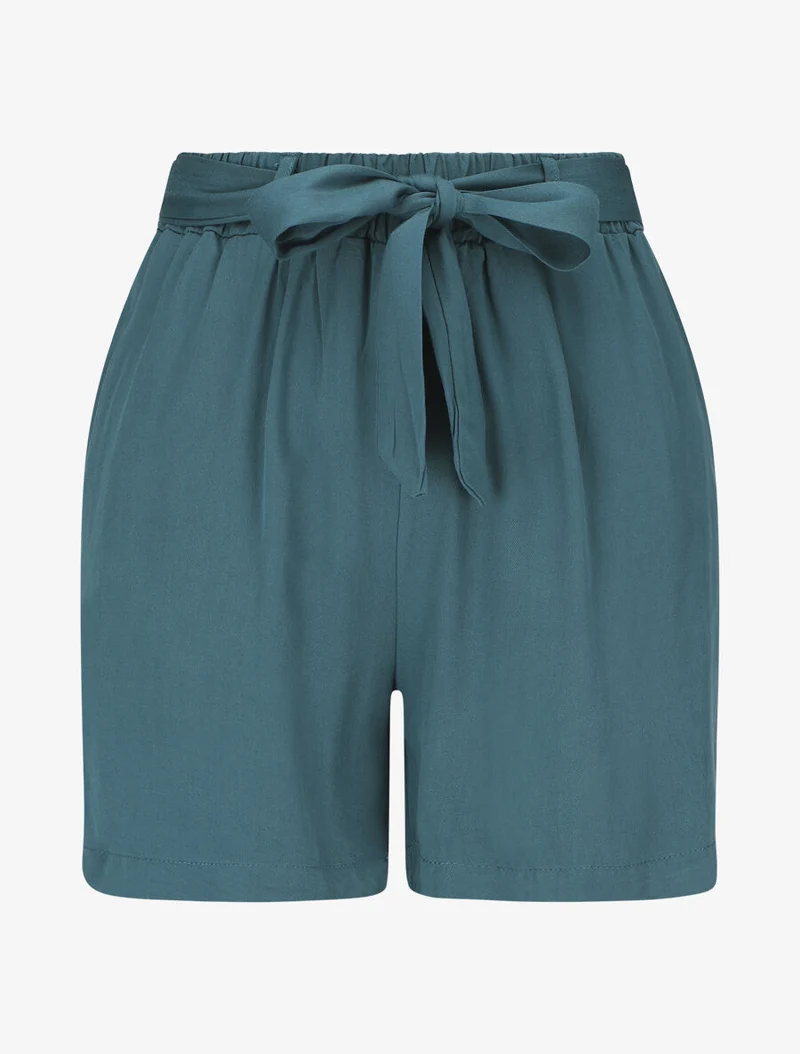 Fließende einfarbige Shorts mit Gürtel. - Entenblau