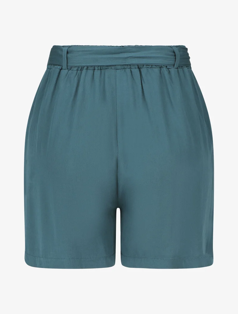 Fließende einfarbige Shorts mit Gürtel. - Entenblau