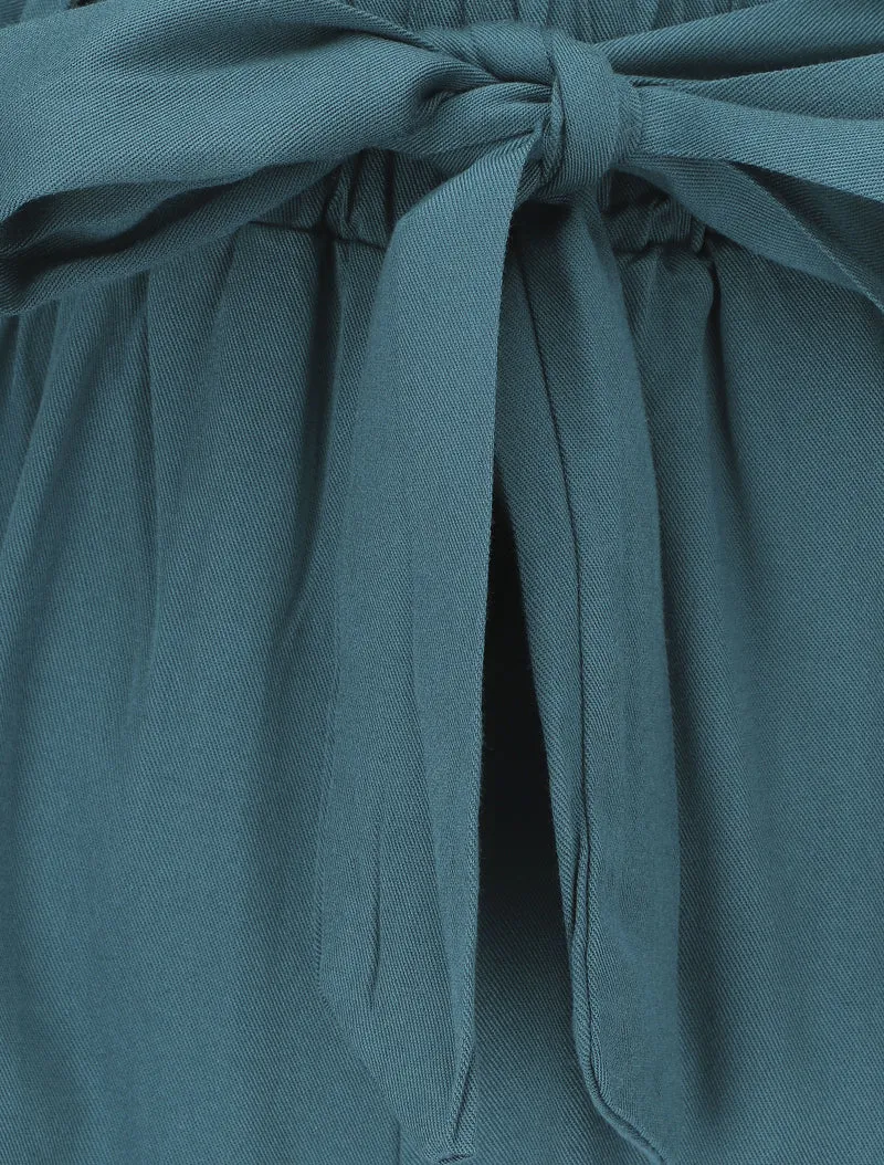 Fließende einfarbige Shorts mit Gürtel. - Entenblau
