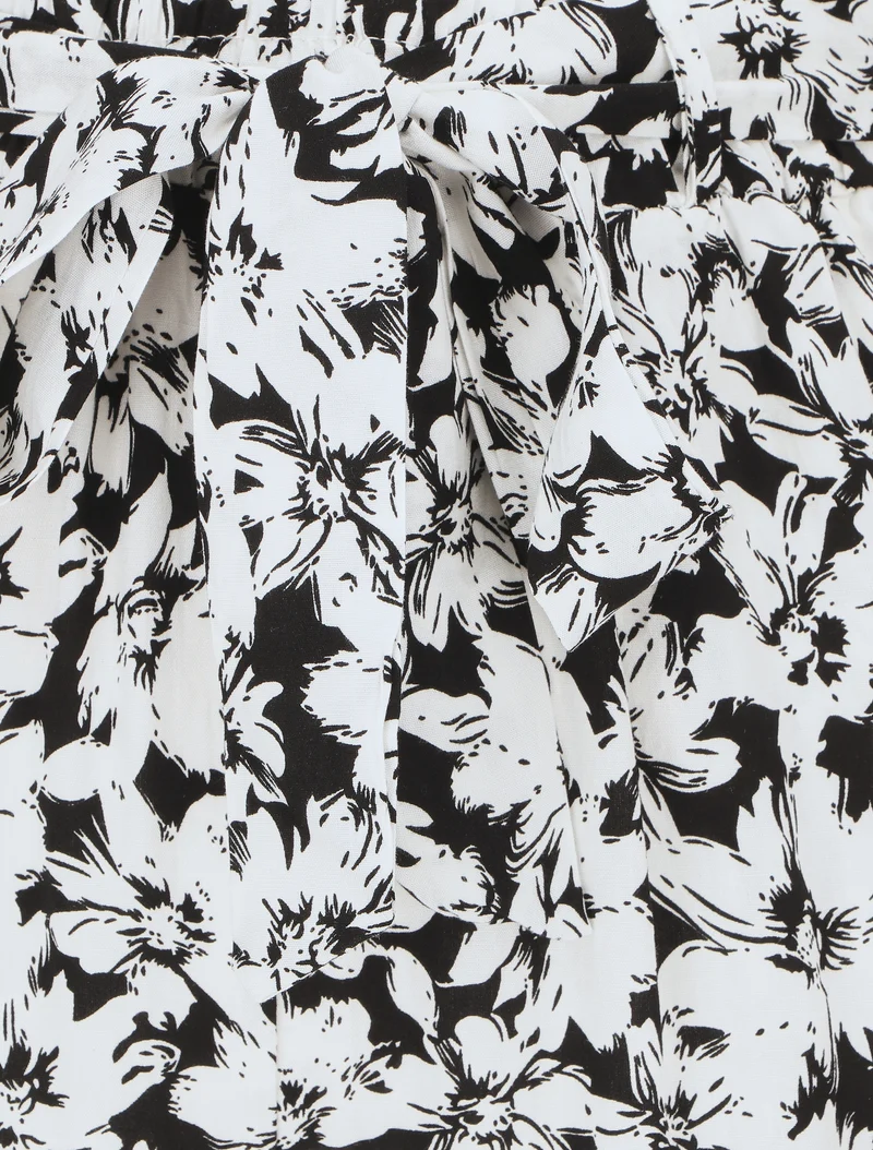 Bedruckte fließende Shorts mit Blumenmuster und Gürtel - Weiß
