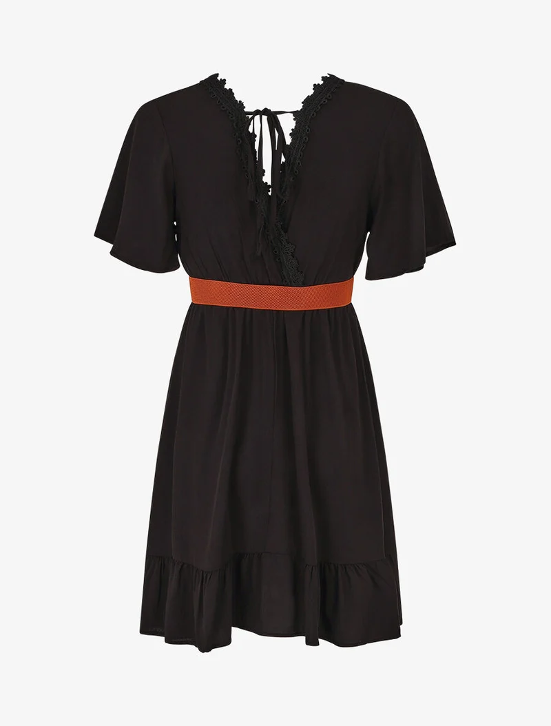 Einfarbiges kurzes Kleid mit Spitzenkragen und Rüschenkanten. - Schwarz