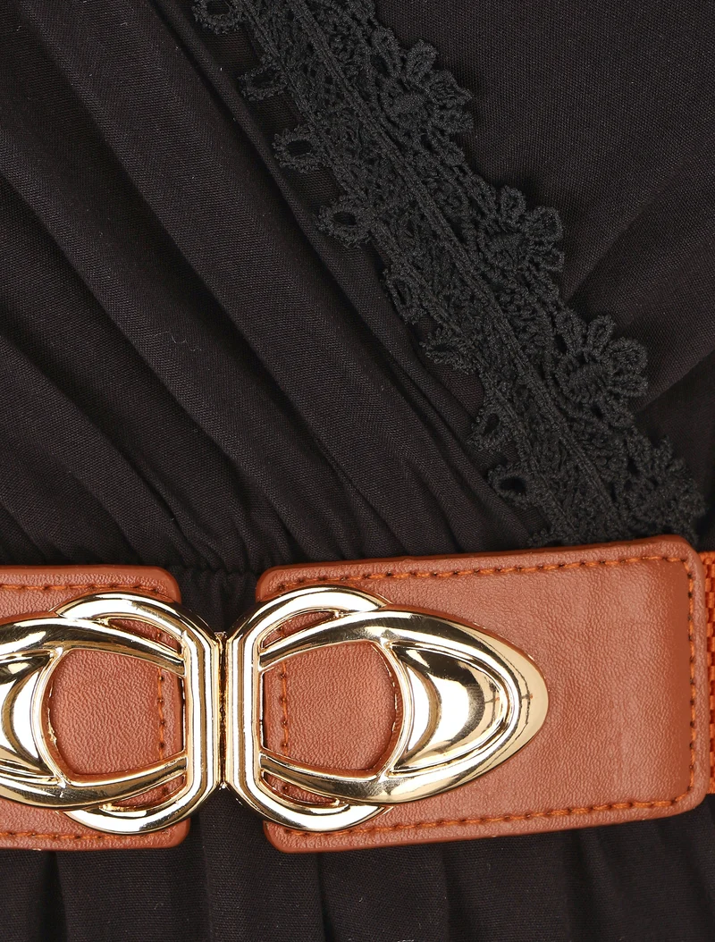 Einfarbiges kurzes Kleid mit Spitzenkragen und Rüschenkanten. - Schwarz