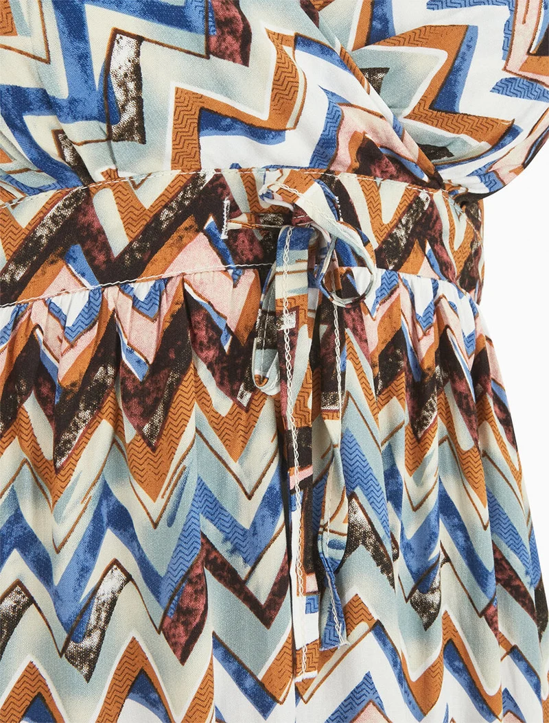 Kurzes Kleid mit Zickzack-Muster - Schwarz