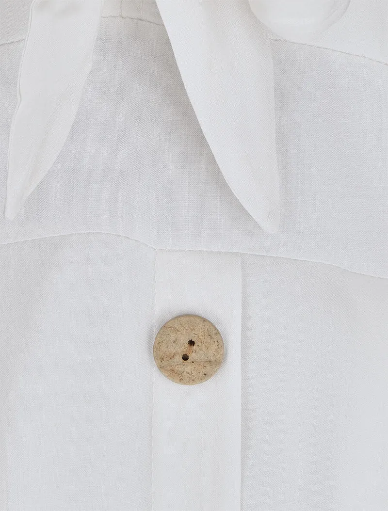 Langes, einfarbiges Kleid mit dekorativen Knöpfen - Weiß