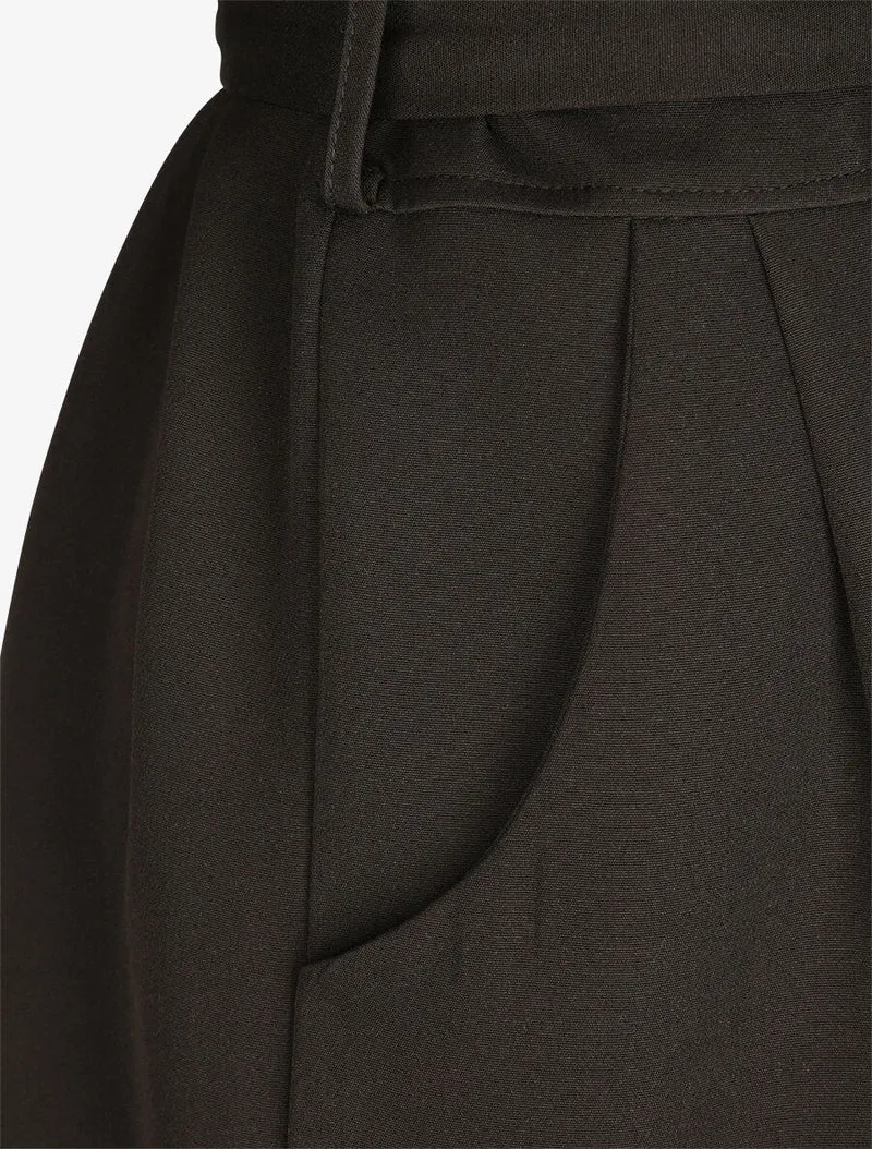 Knopfstilierter Jumpsuit - Schwarz