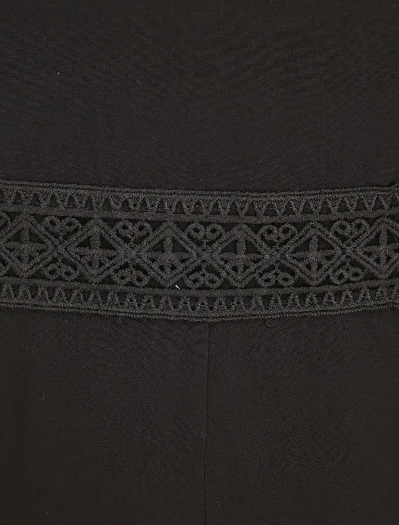 Gürtelter fließender Jumpsuit mit Spitzendetail - Schwarz