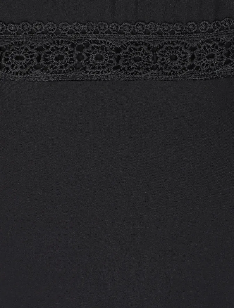 Einfarbiges, ausgestelltes langes Kleid mit Taillenpartie aus Häkelarbeit. - Schwarz
