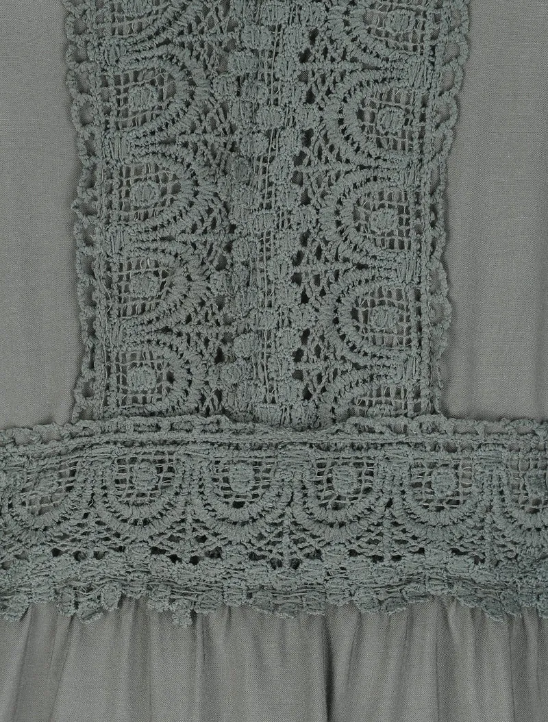 Langes, ausgestelltes einfarbiges Kleid mit Häkelkragen - Kaki