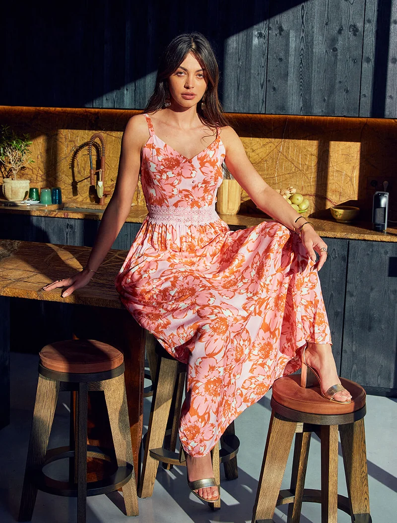 Langes Kleid mit Blumenmuster und Spitze - Rot