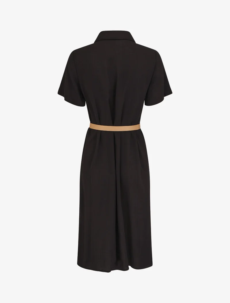 Gerade geschnittenes, knielanges Hemdkleid mit kurzen Ärmeln. - Schwarz