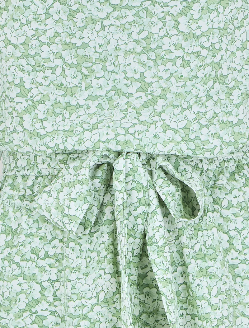 Fließender, geblümter Jumpsuit mit Flügelärmeln. - Grün