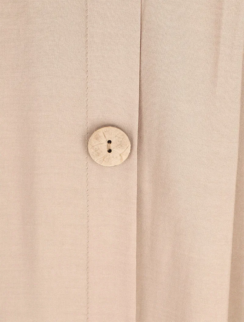 Langes, einfarbiges Kleid mit dekorativen Knöpfen - Beige