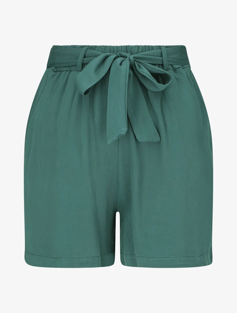Fließende einfarbige Shorts mit Gürtel. - Grün