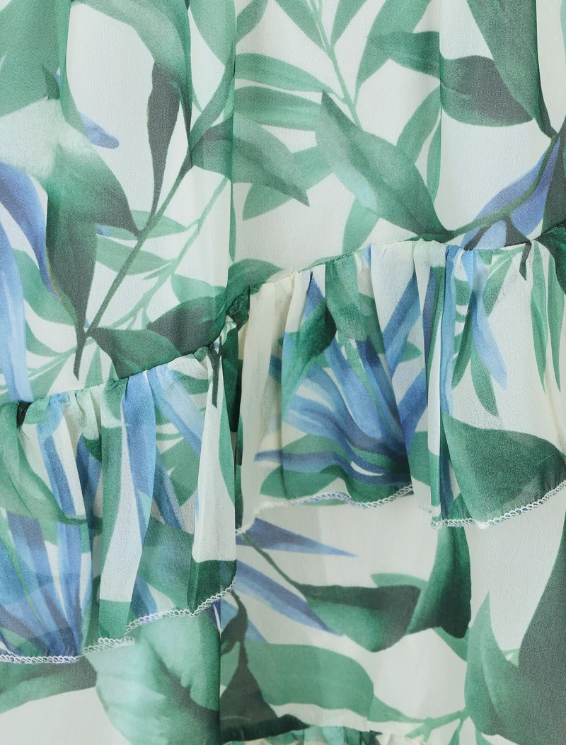 Kurzes Kleid mit Volants und tropischem Print - Grün