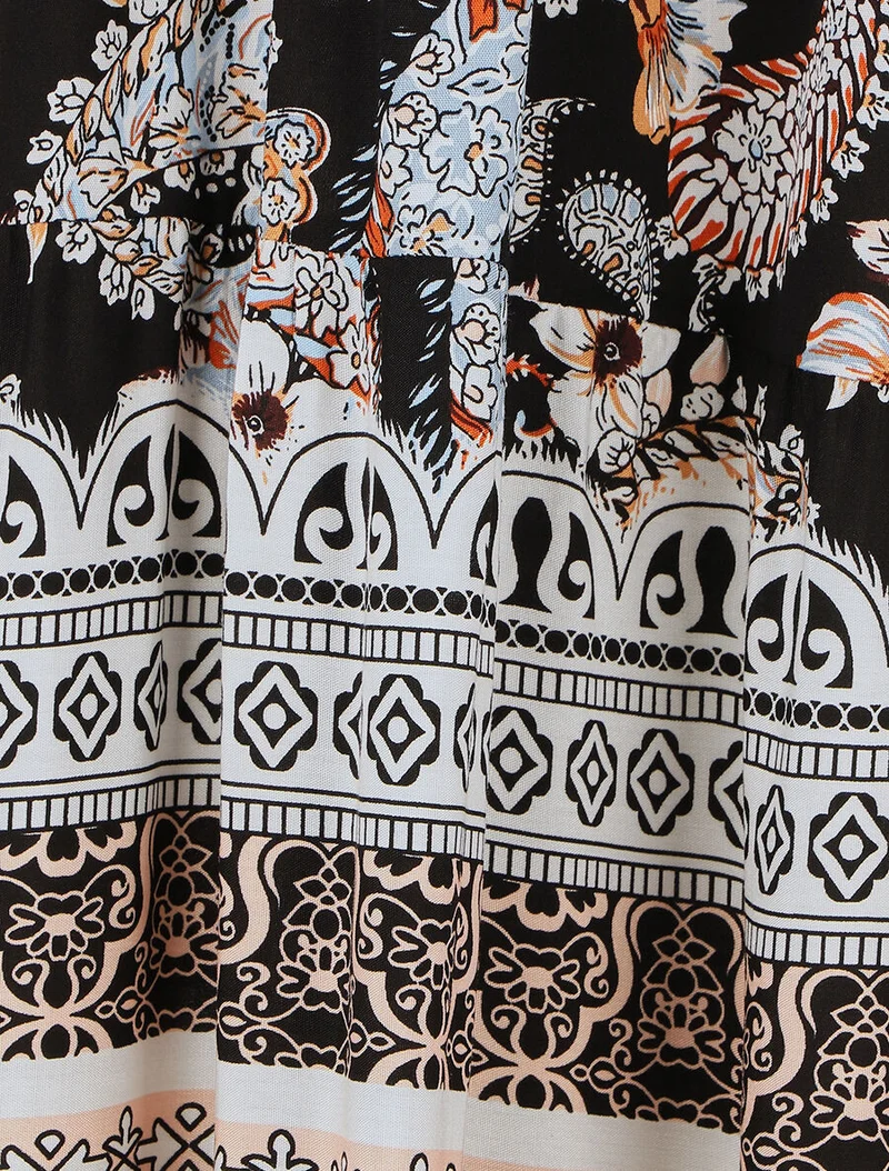 Langes Kleid mit Schal- und Mosaikdruck - Schwarz