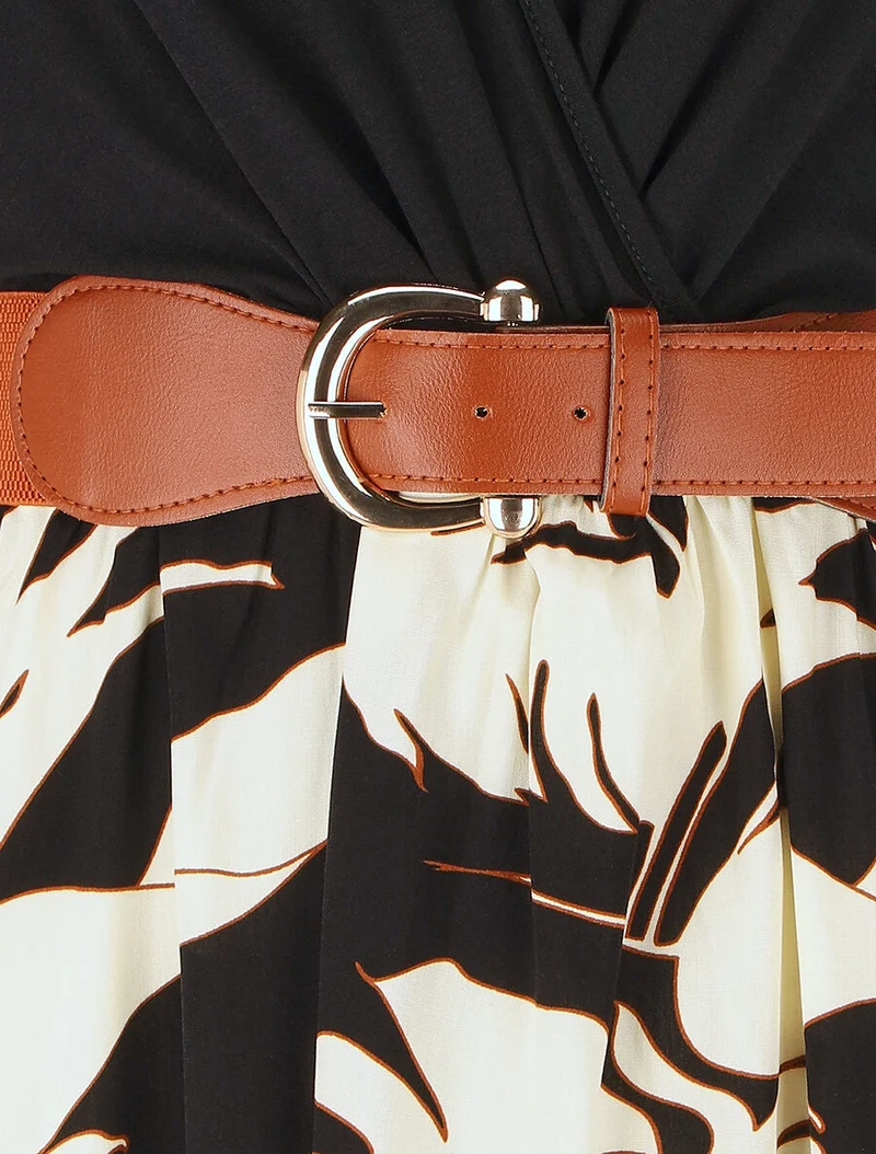 Ärmelloses, knielanges Kleid mit tropischem Print. - Schwarz