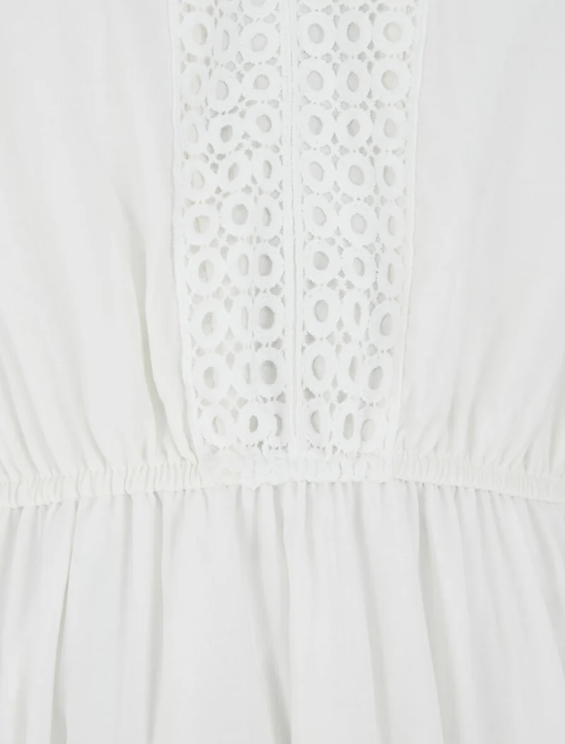 Langes, ausgestelltes Kleid mit Einsätzen aus durchbrochener Spitze - Weiß