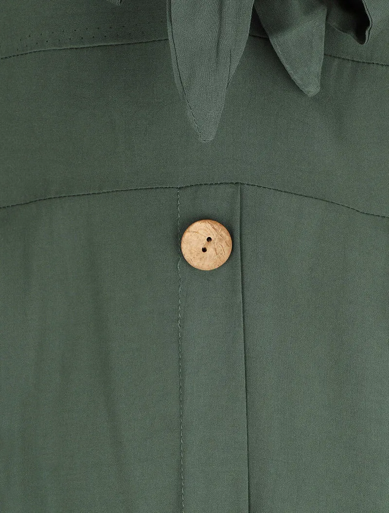 Langes, einfarbiges Kleid mit dekorativen Knöpfen - Grün